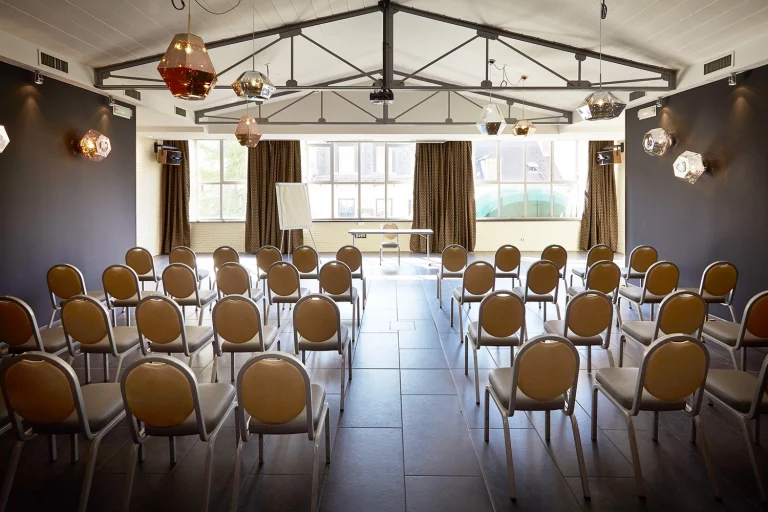 premier étage agencé en théâtre pour des réunions professionnelles à reims